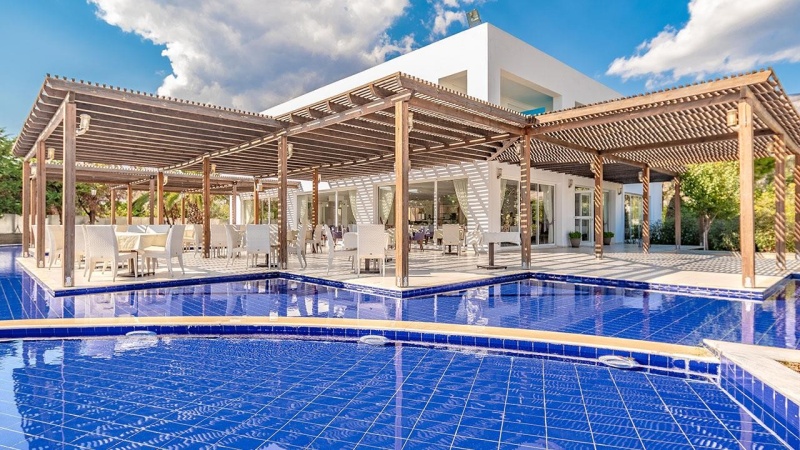 Comer Kinetta Beach ****